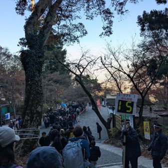 寒いのに15分待ち