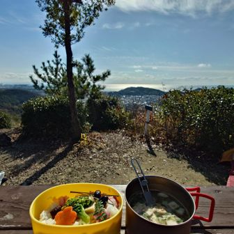 前日に友達がくれた豪華ちらし寿司と共に、この景色を眺めながらランチタイム。歩いてきた海や磯山、向山も見えます