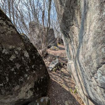 氷妻神社への岩の間