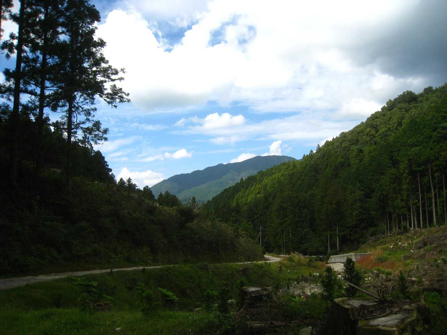 開けた場所から宝満山が見えます。