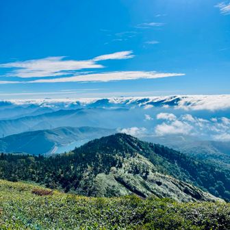 神楽ヶ峰手前で、右奥からめちゃくちゃ小さく日光白根山、至仏山、燧ヶ岳、左にずっと行くと平ヶ岳
