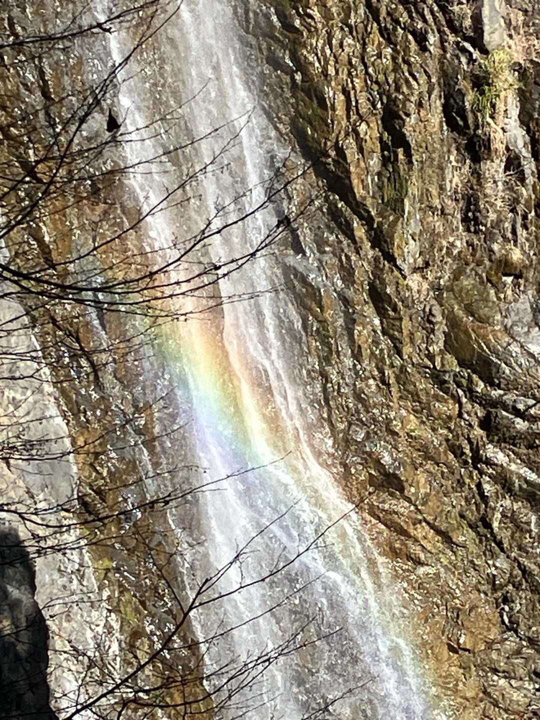宇嶺(うとうげ)の滝
流れの上に🌈が。