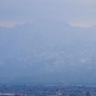 お剱様、霞んでます