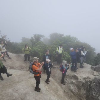ガスガスの重ね岩を撮る人達📱