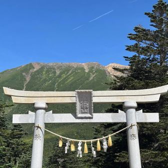 山頂は平らにみえる
