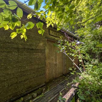 犬越路避難小屋
トイレあり