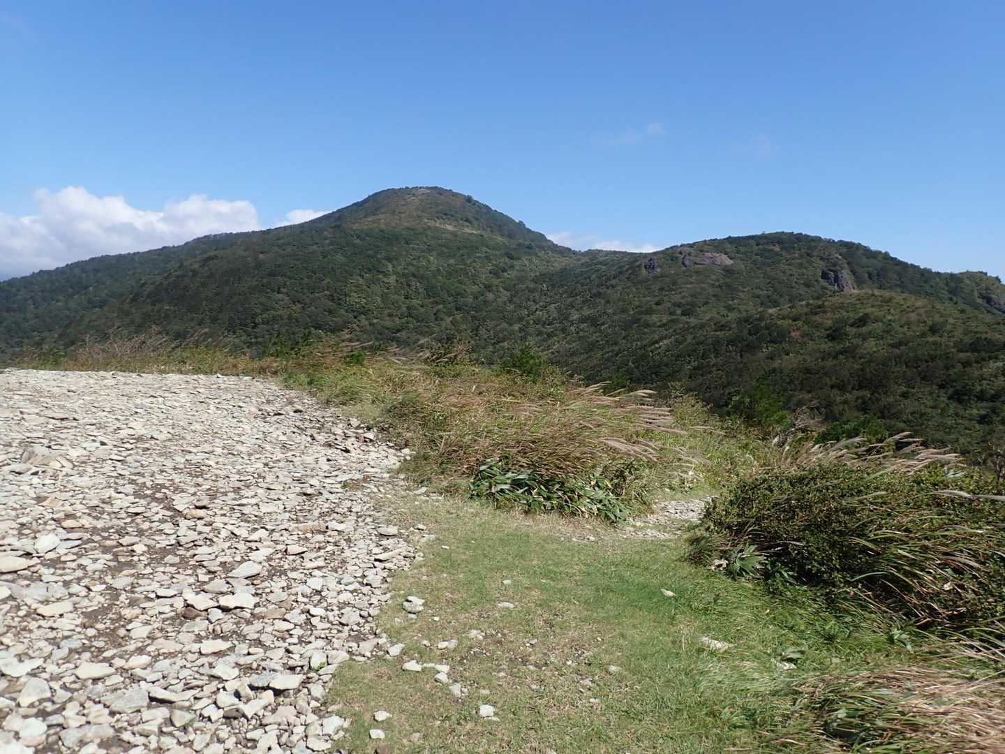 強風、今日はあの山まで