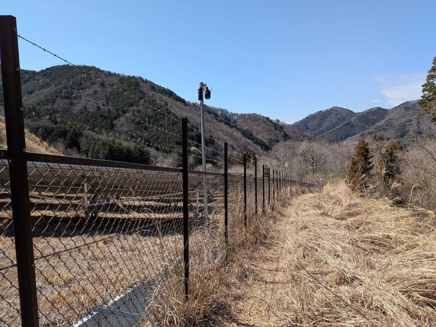 ピーーーー😳
やっぱダメか💦

っていうかさぁ、登山者通るたびにピーピー鳴ってたら通報受ける側も「あそこはいつも鳴るんだよねー」なんて言って対処せんようになるんちゃうか…😅