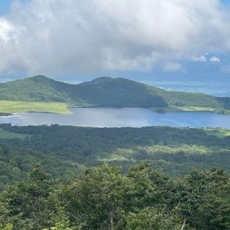 猫石からは雄国沼と雄国山、その向こうは喜多方かな