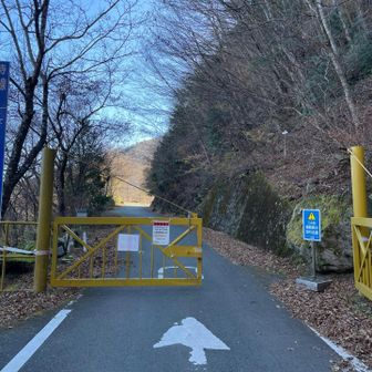 無事下山。明日12月1日から来年３月31日まで瓶ヶ森林道『UFOライン』・石鎚スカイラインが通行止めになるから、ちょうど閉鎖作業をされていました😃石鎚山系も雪山シーズンですね…。