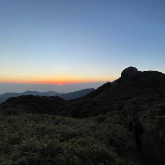 くりお岳をバックにここで日の出