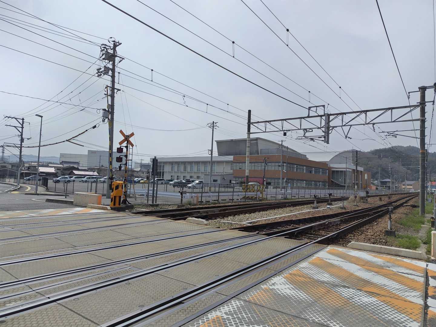 線路を渡ってゴール