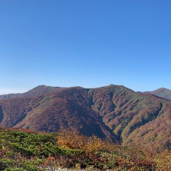 先週登った、高下岳、根菅岳、奥に和賀岳
ヤッホーと言ってみる
