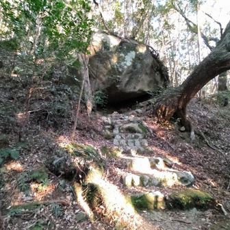 右側に石座がありました。