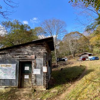 ゴールの湯ノ沢峠。避難小屋もあります。