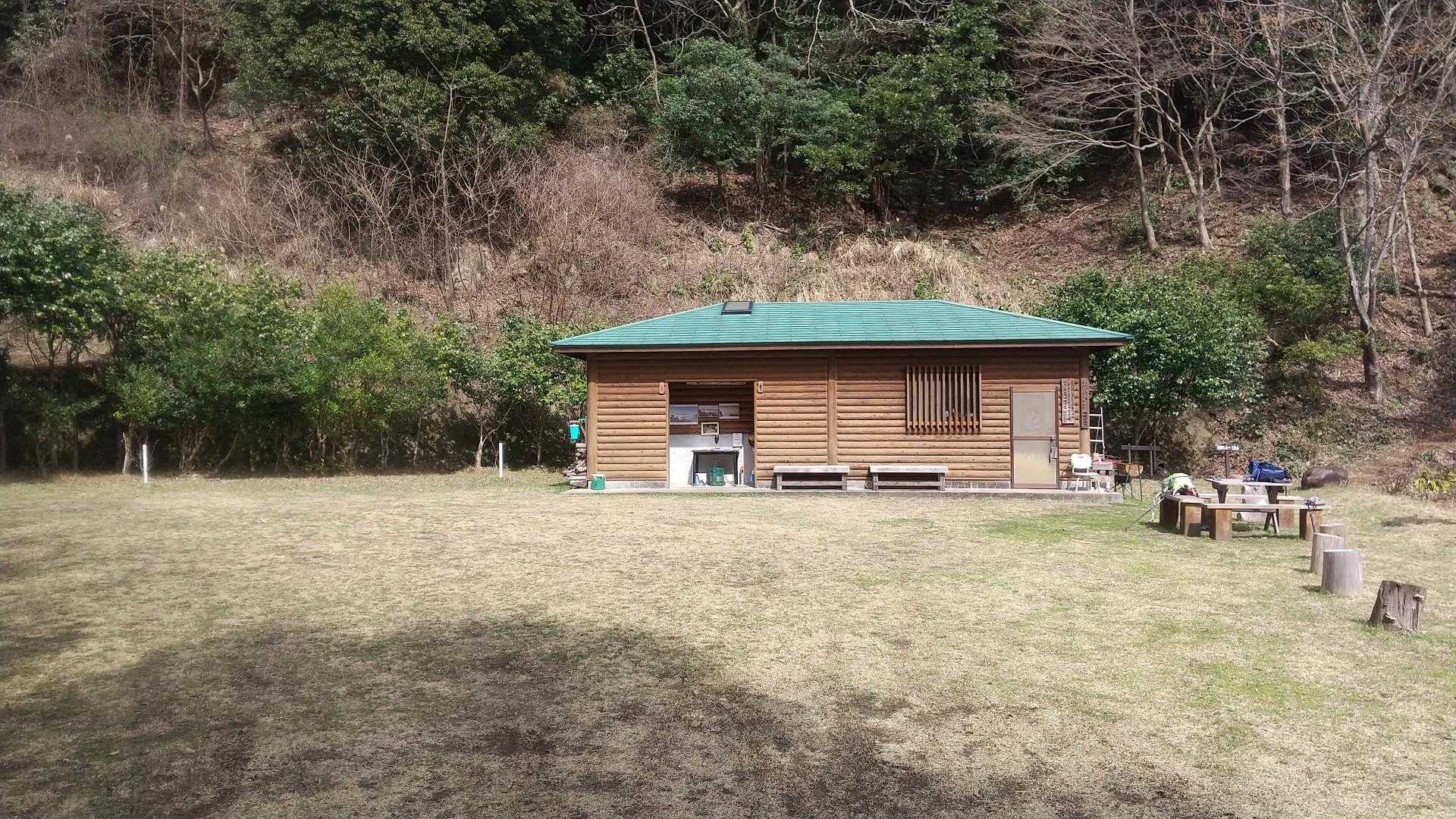 お食事会場の三高山山小屋へやって来ました。