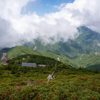 眼下に小屋