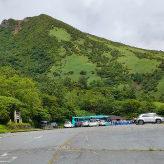 ロープウェイ山麓駅で小学生がいっぱい降りてきて。でも全く濡れてなくて😳

🤔あぁ、あのすれ違ったゴンドラ
「今回は残念だったけど山の天気は変わりやすい、大切な事を体験出来ました」と先生みんなに。

峠の茶屋🅿️は展望台。
みんなここでご飯食べれて良かったね😊