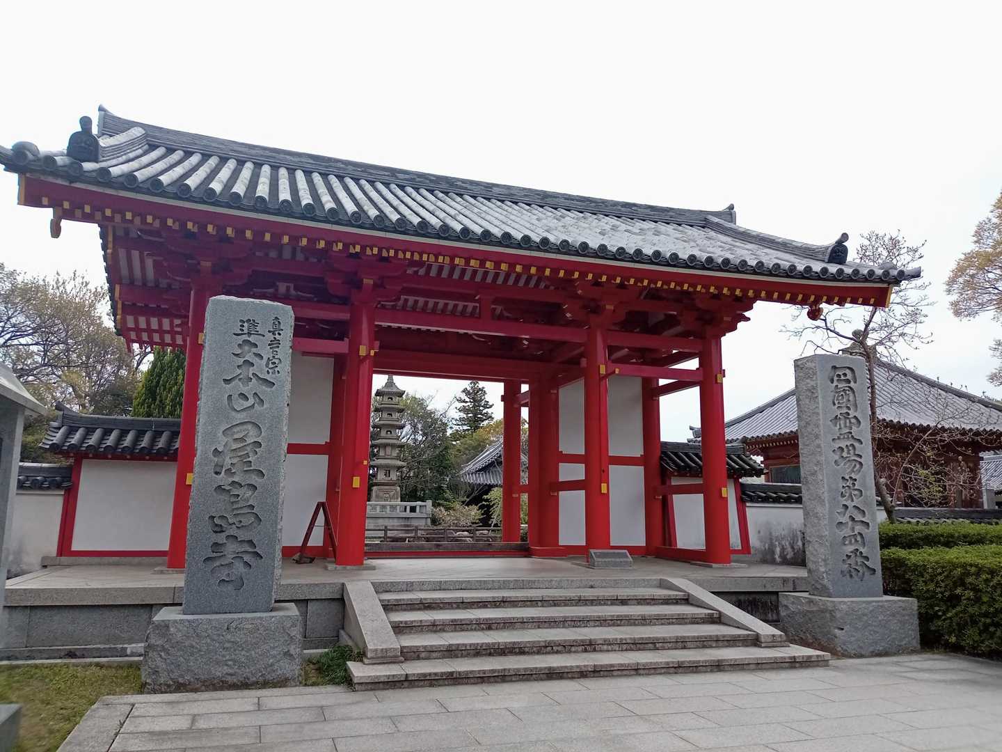 第84番札所「屋島寺」 
四国狸の総大将「太三郎狸」と呼ばれる子宝、縁結びなどの神さま「蓑山大明神」を祭っています🤗