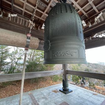 坂を登り切るとお寺の鐘楼
一突きさせていただきます