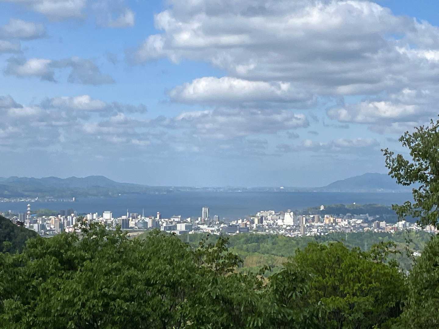 少し登るとすぐ宍道湖が見渡せて綺麗🤩
頂上の景色期待大😌