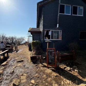 新大日峠より5分くらいのところにお茶屋さんがありました。前回もここで給水ができていたら塔ノ岳に行けていたのかもしれません😅