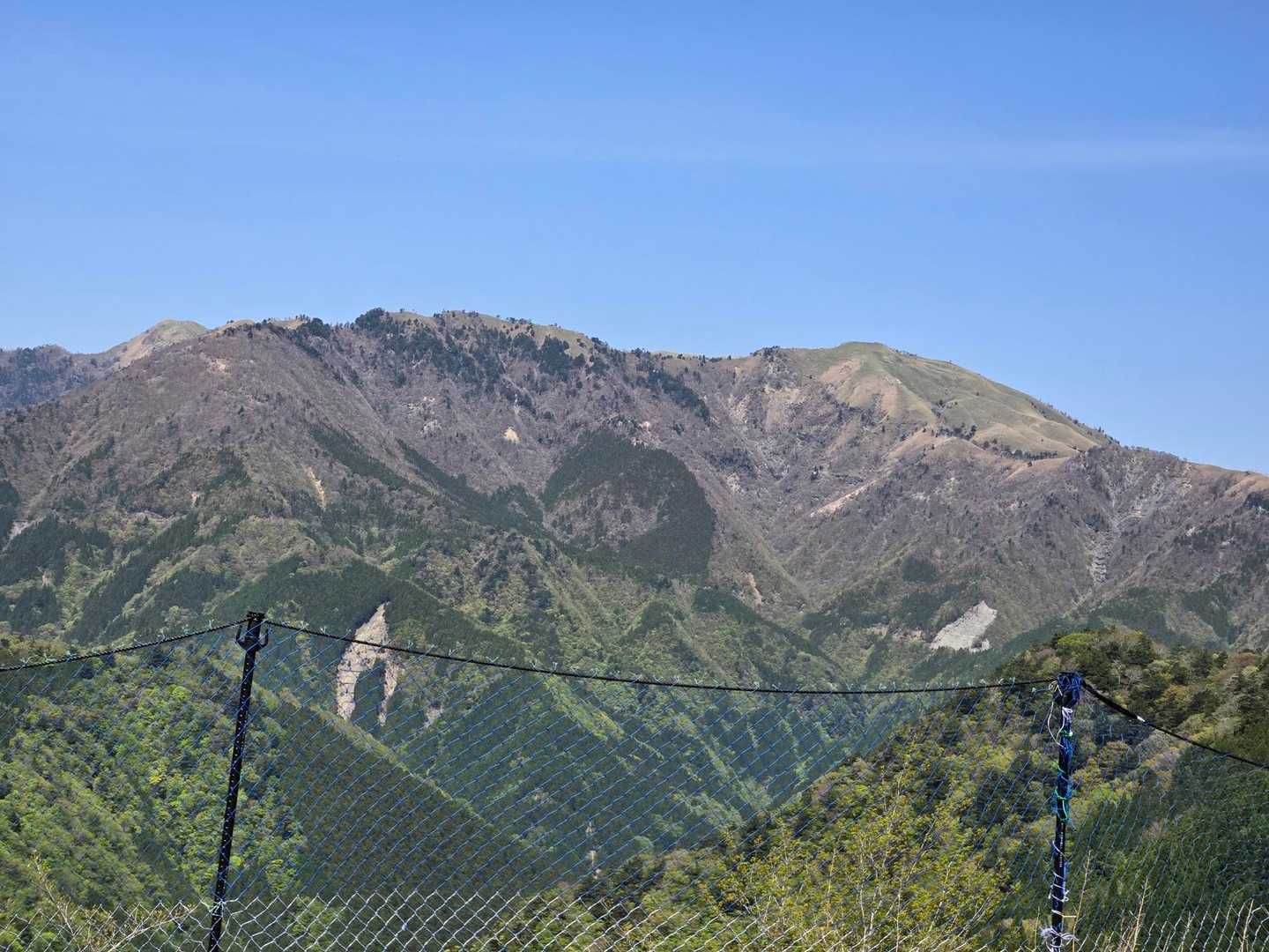 林道から見える剣山。