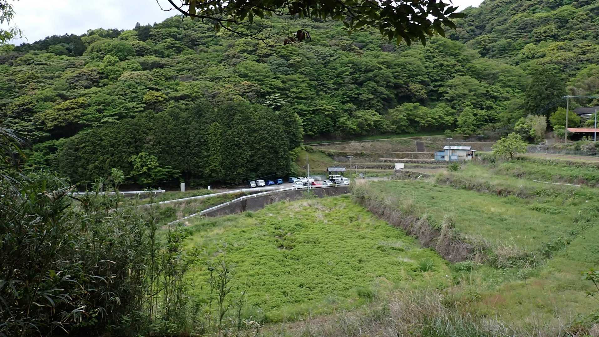 山田湧水。
車が１５台ぐらい。
水汲みの車は２～３台で長居しない。
残りは登山者らしいが、山中では独りぼっちだった。