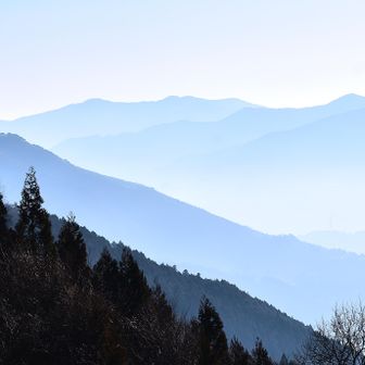 千町峠から
達磨ヶ峰を望む
「富士のお山」のような稜線
達磨ヶ峰が一番美しく見えるポイントだ