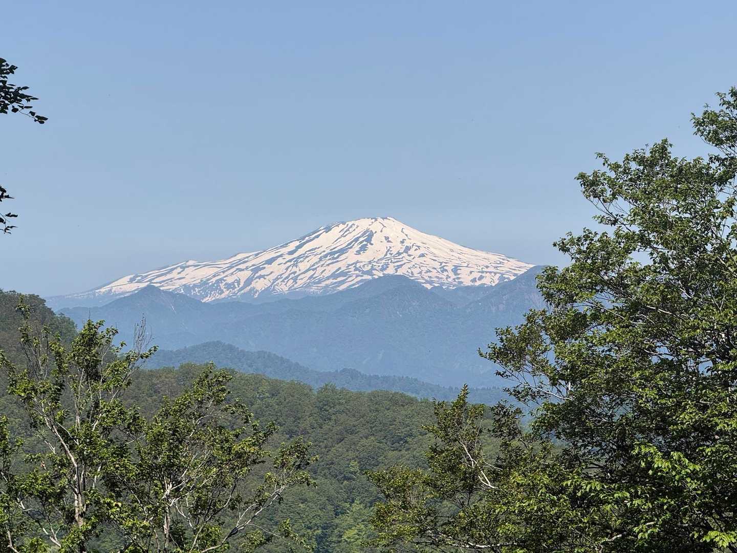 道が崩落した怪我の功名で、眺望がひらけてます
最上地方から望む鳥海山は特に美しい