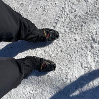 登山口前でチェンスパ装着❗️

外れ防止のバンドを3年目にして初めて袋にあるのを気付く🤣