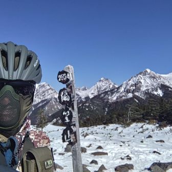 スライドした人たちはヘンな人だと思ったのかなぁ🤔🤣🤣

このマスクは金属メッシで、呼吸もし易く、サングラスなど曇らず、暖かく、防護もできる優れモノなんだけどね・・