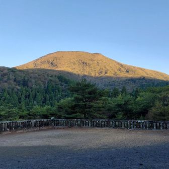 古宮（址）の左手には朝日を浴びた中岳です。
お天気は快晴☀️。この辺りまでは良かったのだが・・・