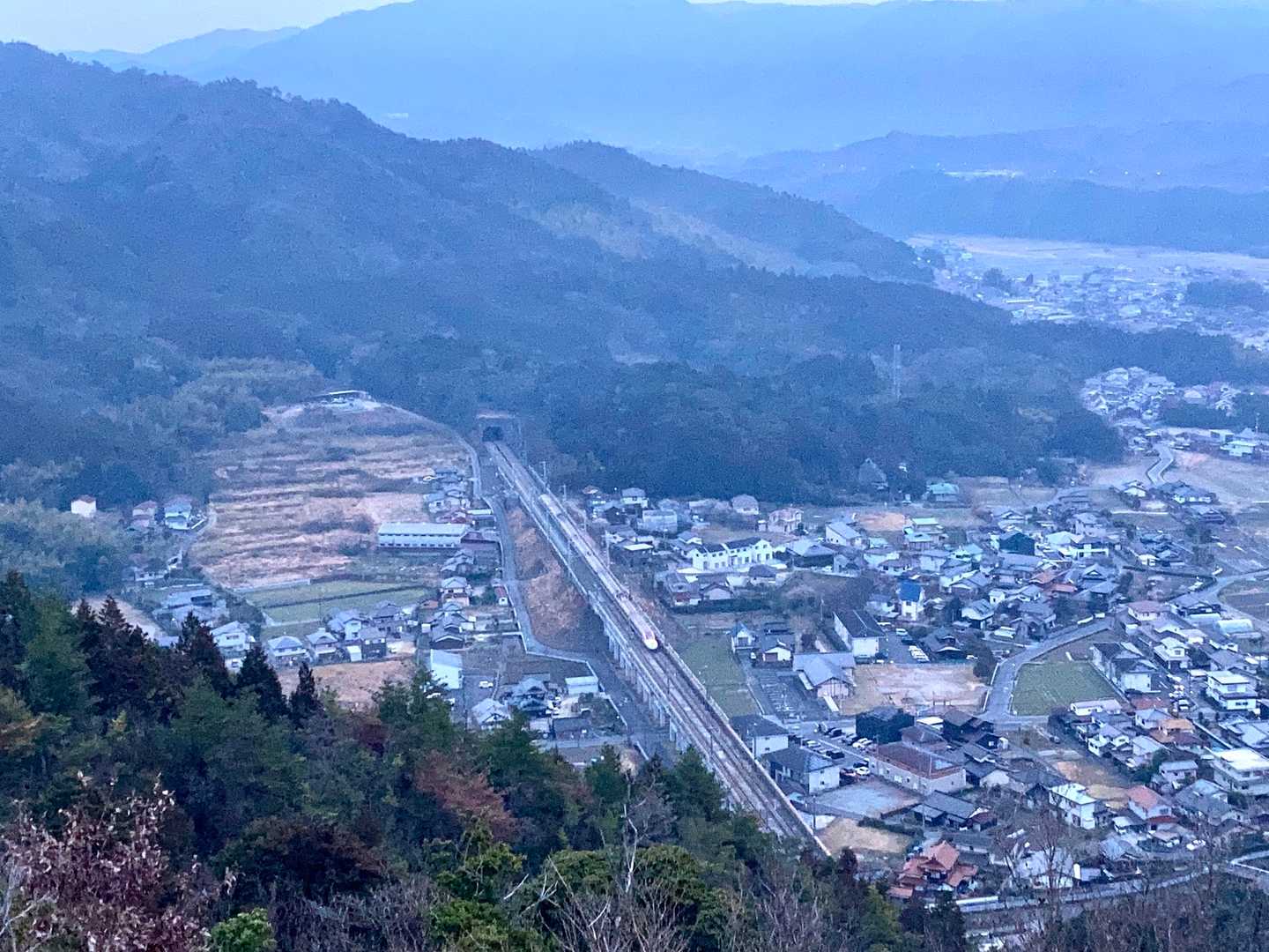 ちょっと待ってると…始発来た〜‼️
行ってらっしゃ〜い✋