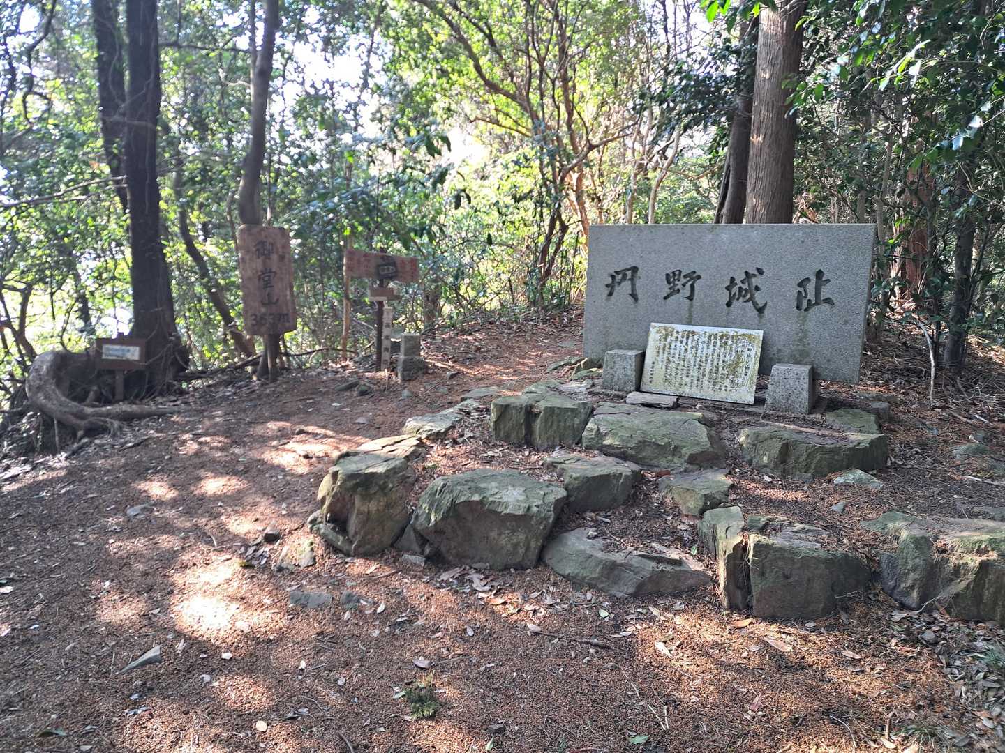 御堂山（みどうやま）山頂。
丹野城（たんのじょう）の城跡です。