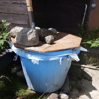 小屋脇の天水バケツ