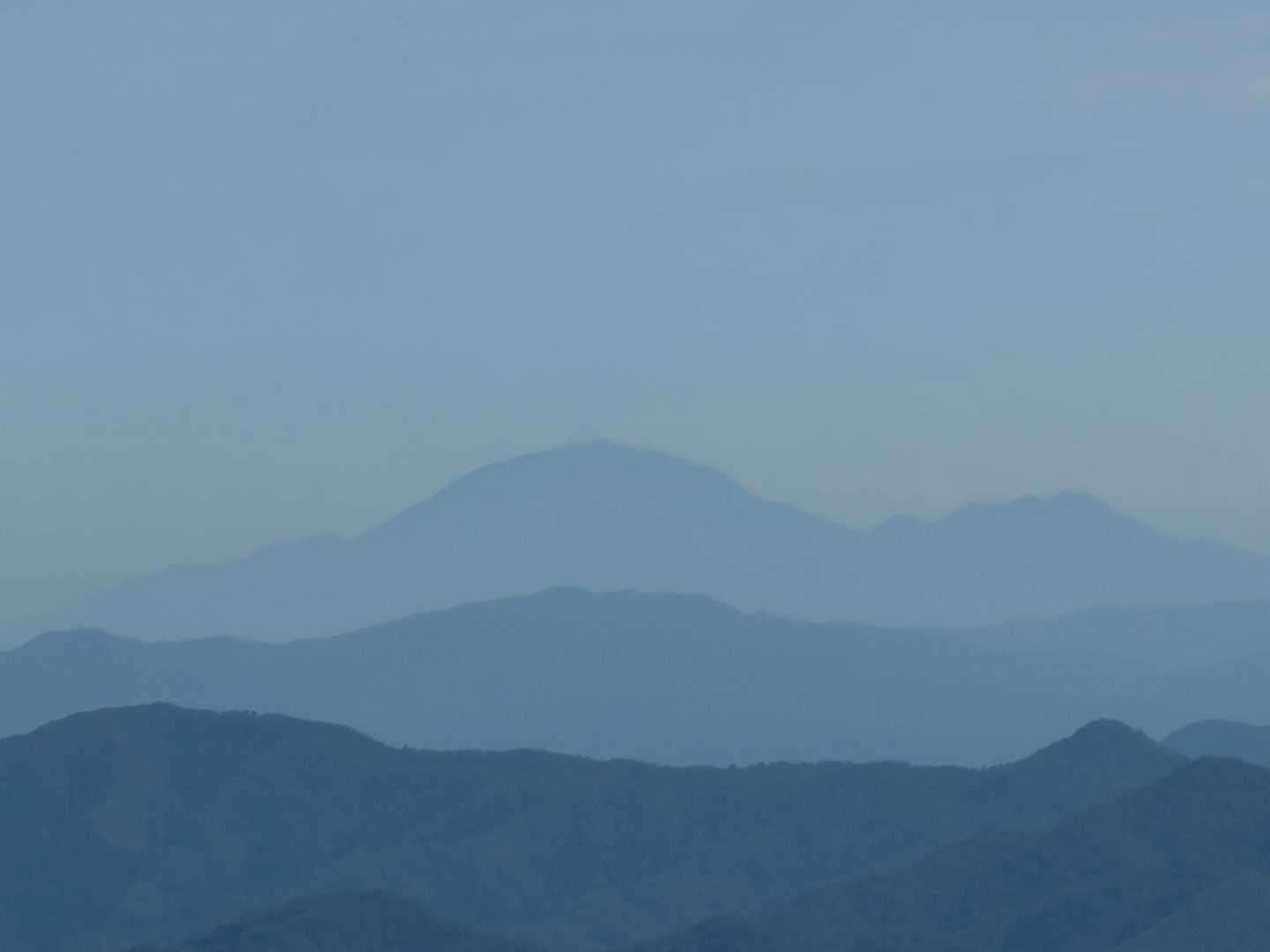 遠くの大山が見える