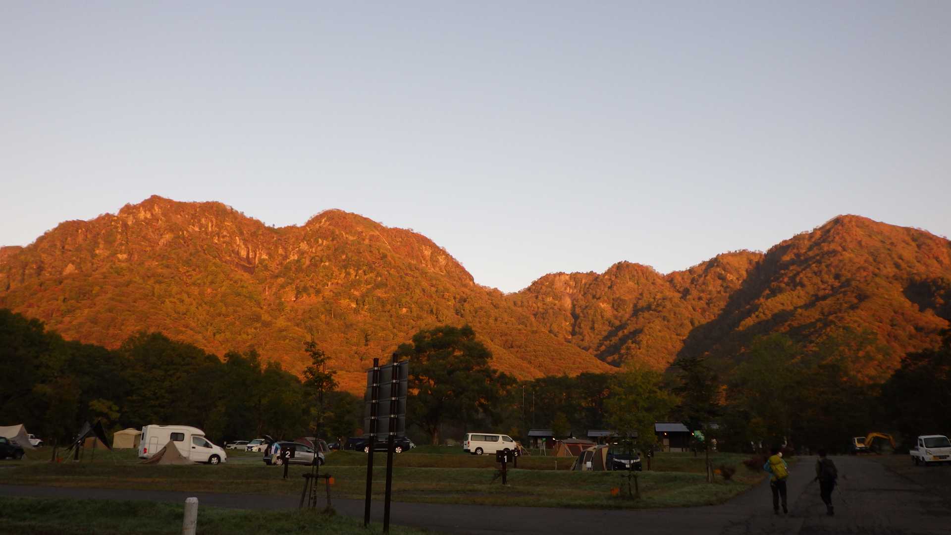 朝焼けの戸隠山を見ながら、戸隠キャンプ場をスタート