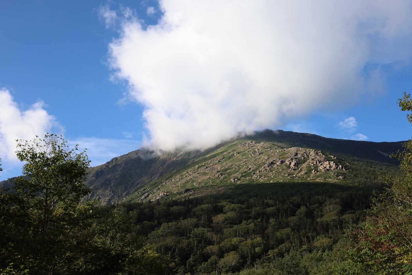 早池峰山も♯雲の上へ行こうキャンペーンの対象なので、雲のかかった早池峰山の写真を撮ってみました😃