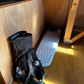 小屋番さんに昨日の本山小屋の様子を聞くとかなり危険な状況だったらしい
鮨詰めで階段やトイレで寝たとか…ホントかよ笑

で、ここで一泊することに決めた

飯豊•朝日を愛する会の助成会員ですしね🤭