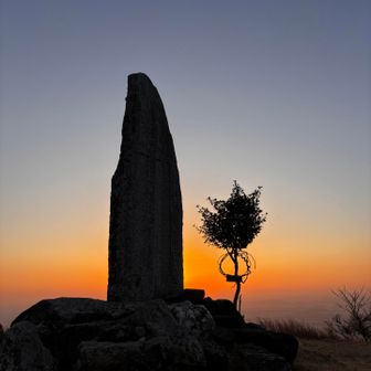 桝形山到着✨

白米城跡

応永22年（1415年）の戦いで、籠城した北畠満雅が水攻めを破るため、馬の背に米を流して水があるように見せかけた伝説から「白米城」と呼ばれるようになったとされます。 