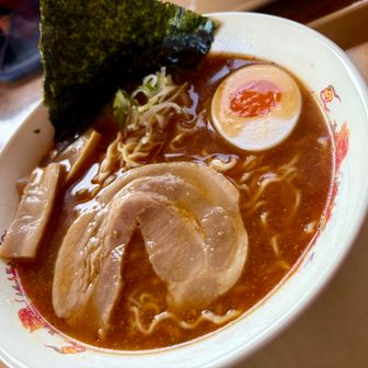 名物西穂ラーメンはマジで美味かった。
細ちぢれ麺に味噌のスープがよく絡んで、半熟煮玉子が絶品✨️もう一杯余裕で食べられるね🍜
これで1000円って、本当にいいんですか?!