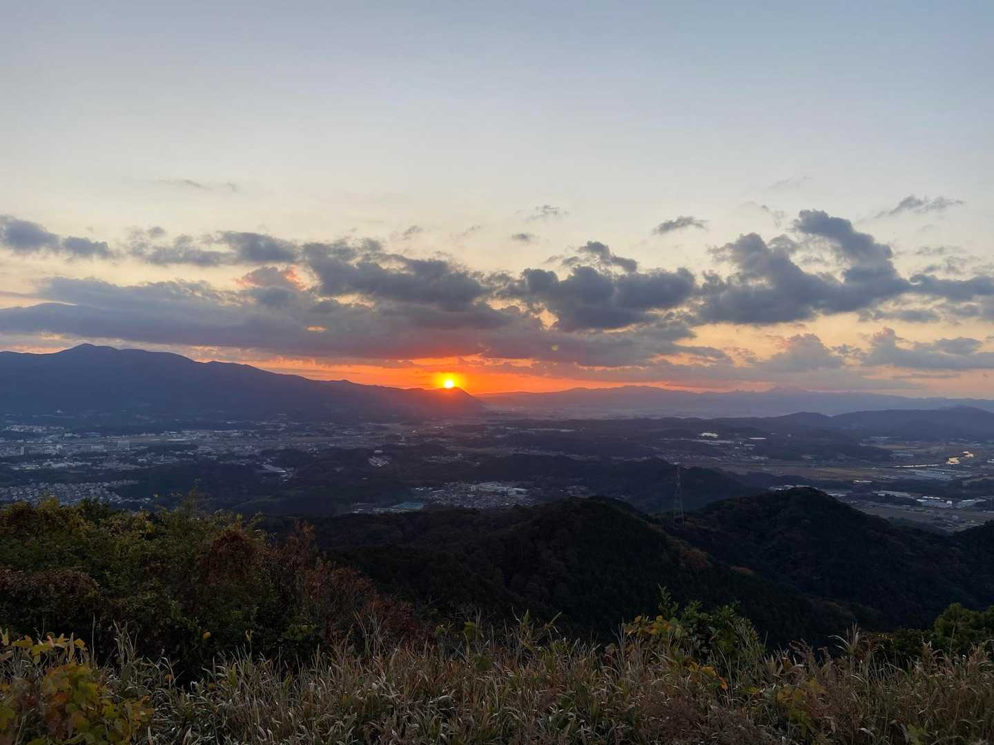 大坂山の上に太陽が登っていました。
この位置から出てくる太陽を見ると冬を感じます