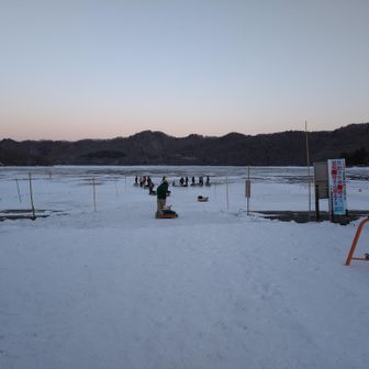 ワカサギ釣り開門待ちの人達
７時〜16時まで解放