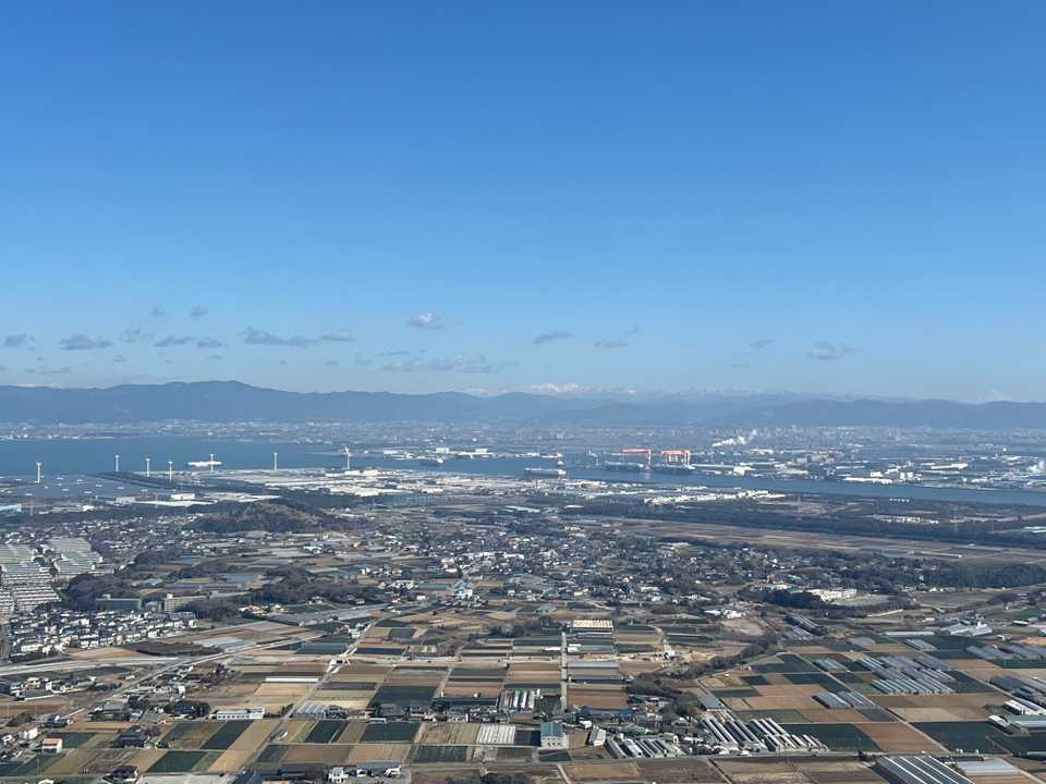 展望台のガラス越しに絶景をパチリ📸
（遠くの雪を被った山々が素敵だな〜😊）