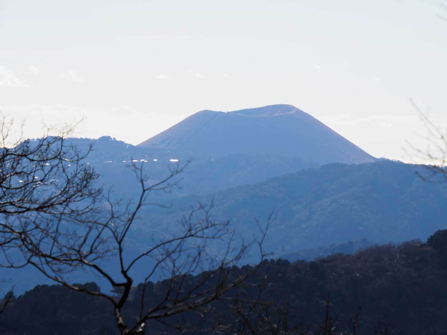 やはり登っているようで、左後方には大室山が見えてきた✨