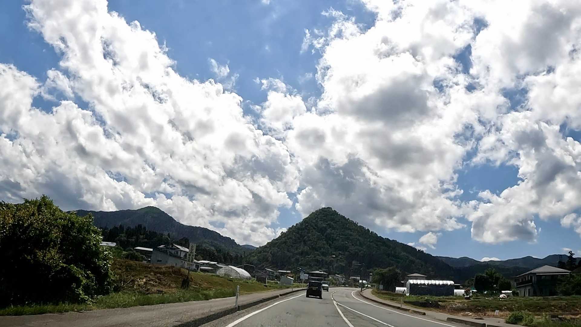 雁戸山下山後、先週と同じく笹谷峠を下って山形市街へと潜入(笑)
今日は「富神山」へと向かう🚗
ピラミダルな姿が美しい🔺
