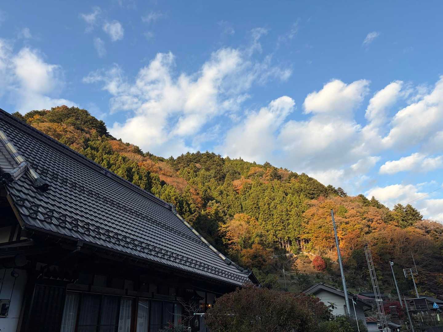 麓の集落の紅葉も見事で、行きも帰りも車内で友人と「いいね~」を連発。
お疲れ様でした。
