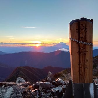 富士山の山頂には、ソフトクリーム状の雲がかかってましたが、ご来光時点では、かなり薄くなってて、ラッキーでした