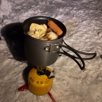 楽しみにしていたおでん🍢。大好きなウインナー入り。
あれ、火力が弱い。
事前に把握していた外気温の低下によるガスの気化不良（ドロップダウン現象）。ちょっとお湯を缶にかけるとすぐに火力復活。時間経つと火力弱くなるんですね。当たり前か。経験値アップ。

